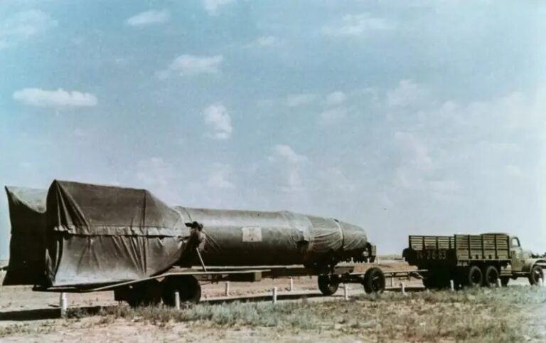 Ракета Р-2 без боевой части на транспортной тележке