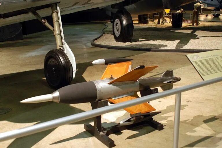 Немецкая УР «воздух-воздух» Ruhrstahl X-4, экспонируемая в Национальном музее ВВС США