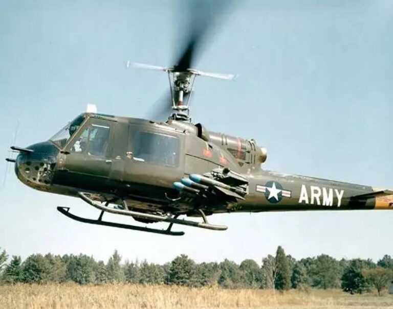 Противотанковый вертолёт UH-1В Iroquois, вооружённый ПТУР AGM-22