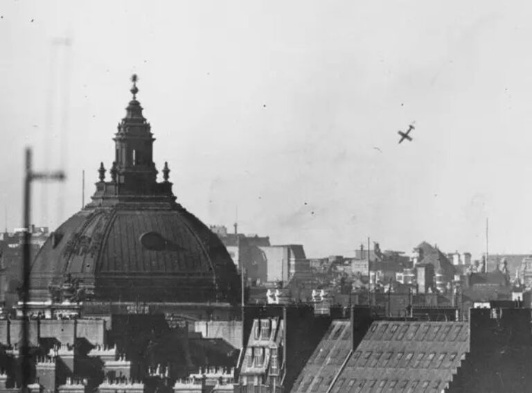 Fi 103 пикирует на центр Лондона, лето 1944 года