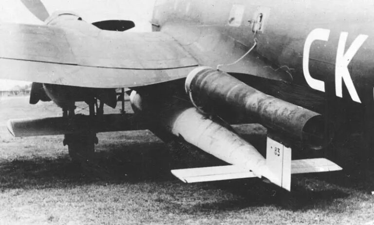 Крылатая ракета Fi 103, подвешенная под крылом самолёта He 111