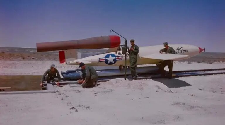 Подготовка крылатой ракеты JB-2 к испытательному запуску на авиабазе Холломан, май 1948 года