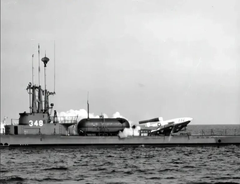 Запуск крылатой ракеты JB-2 с подводной лодки USS Cusk SSG-348 в 1951 году