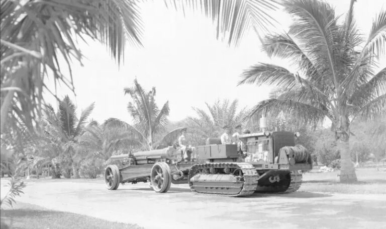Caterpillar D7 Армии США тянет орудие М1917 (лицензионная копия легендарного Canon de 155 Grande Puissance Filloux (GPF) mle. 1917), Гавайские острова, Оаху, 1940 год.