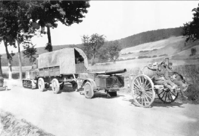 Пятитонный (это по собственной массе трактора) трактор Holt тянет небольшой автопоезд из бочки с водой, полевой кухни и прицепа 3-й бригады полевой артиллерии Армии США, Германия, 1918 год.
