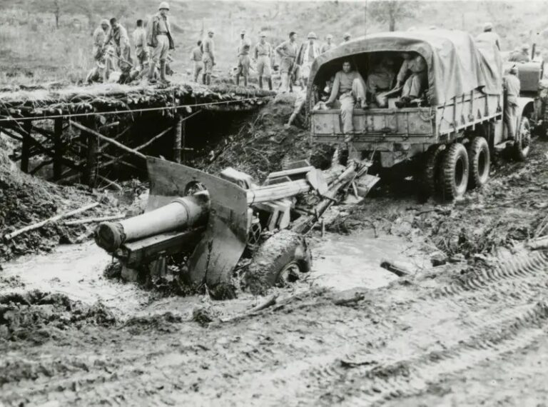 Дорожные условия в Бирме в 1945 году – чем круче джип, тем дальше за трактором идти. Трактор Caterpillar помогает форсировать местный ручей грузовику Diamond T, буксирующему 155-миллиметровую гаубицу М1917. Гаубица и расчёт гоминьдановские, трактор американских инженеров.