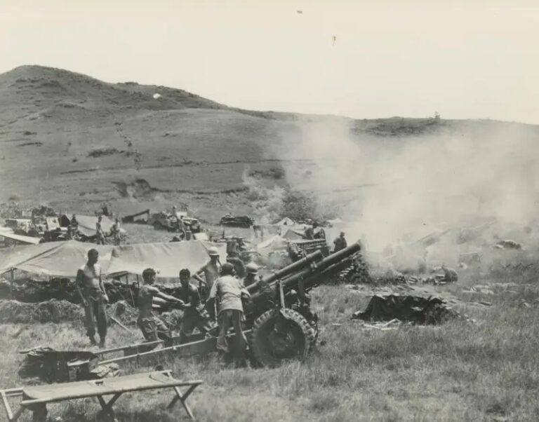 Артиллеристы 251-го батальона полевой артиллерии Армии США ведут огонь по японским позициям из 105-миллиметровых гаубиц, Филиппины, июнь 1945 года. На заднем плане видна техника батальона – джипы, «Додж 3/4» и средний трактор М1. Ответного огня американцы явно не боятся.