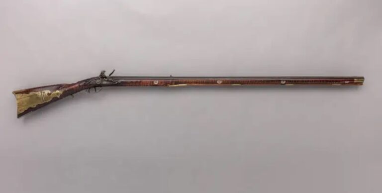 Длинная винтовка Джорджа Шрейера-Старшего (1739–1819). Дата изготовления: ок. 1795 г. Пенсильвания, графство Йорк. Материал: дерево (клен), сталь, железо, латунь, серебро. Общая длина: 153 см. Длина ствола: 115,3 см. Калибр: 12,7 мм. Метрополитен музей, Нью-Йорк