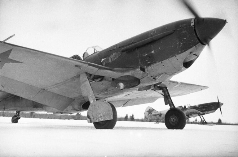 Серийный истребитель ЛаГГ-3 конструкции С.А. Лавочкина, В.П. Горбунова и М.И. Гудкова – на снимке машина 129-го, а с 6 декабря 1941 г. – 5-го Гвардейского истребительного авиаполка ВВС Красной Армии