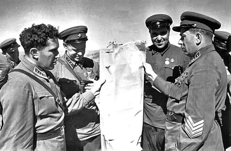 Командир авиации 1-й армейской группы Яков Владимирович (слева) показывает командарму Штерну обломки сбитого японского самолета, справа от Смушкевича – Жуков, лето 1939 г.