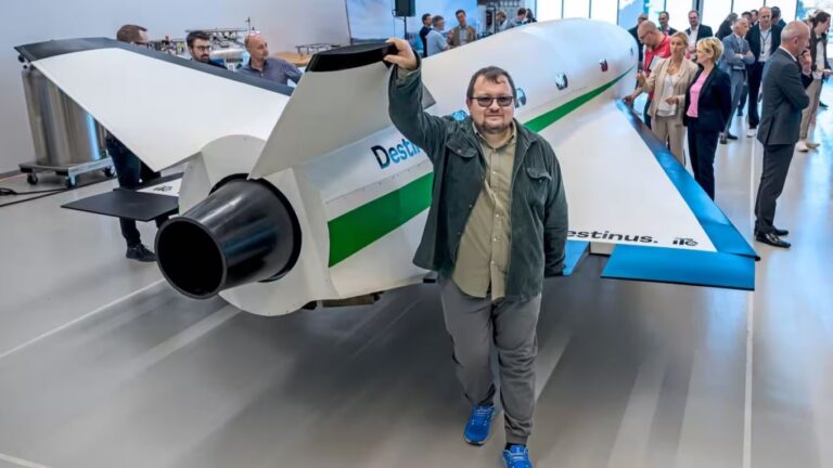 Михаил Кокорич на фоне макета своего суперБПЛА