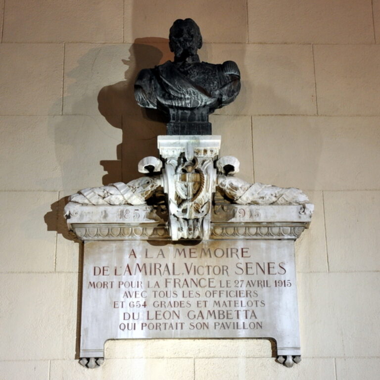  Мемориал в Тулоне, посвящённый контр-адмиралу Виктору-Баптистену Сенэ и остальным морякам, погибшим на крейсере «Леон Гамбетта»