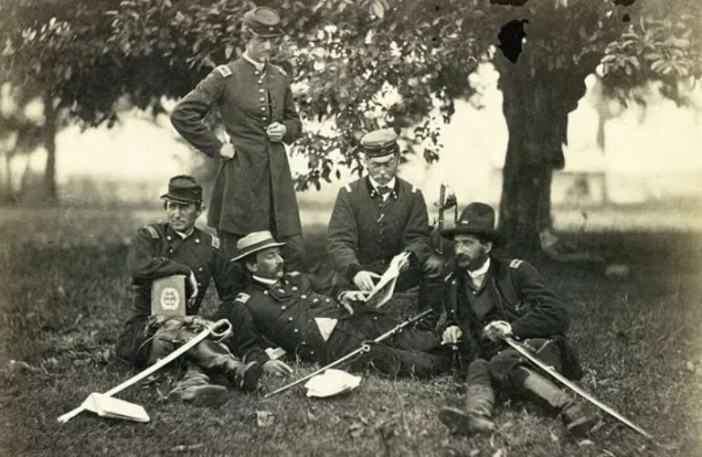 Цеппелин в компании с офицерами в штабе Потомакской армии. Фото Александра Гарднера, Библиотека Конгресса США