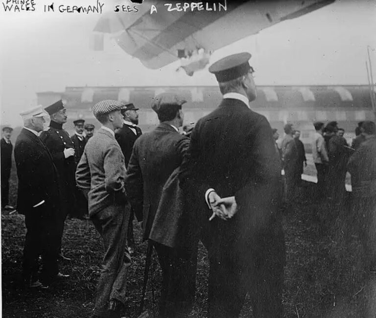 Принц Уэльский с визитом в Германии осматривает цеппелин. Примерно 1910–1913 годы
