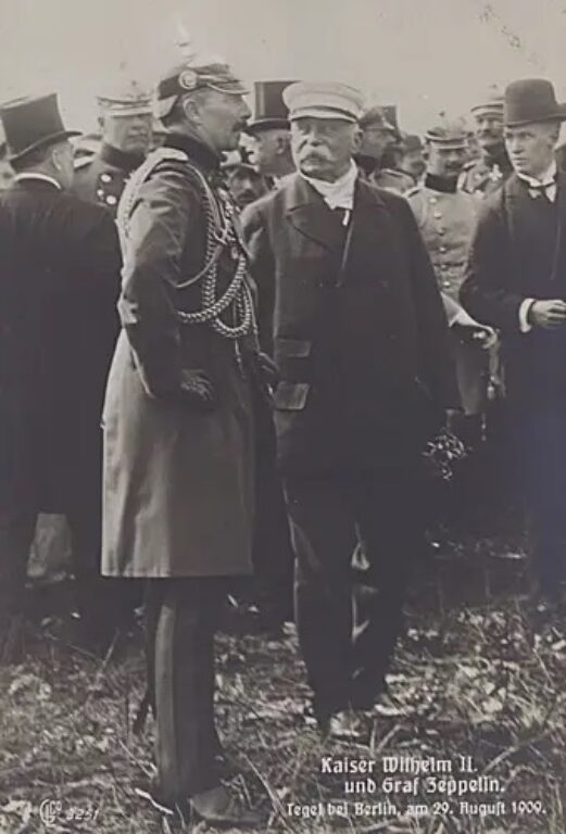 Кайзер Вильгельм II и немецкий конструктор дирижаблей граф Фердинанд фон Цеппелин на аэродроме Тегель в Берлине, 29 августа 1909 года