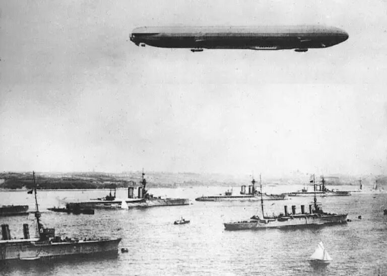 «Цеппелин» пролетает над гаванью Киля во время маневров во время Первой мировой войны.