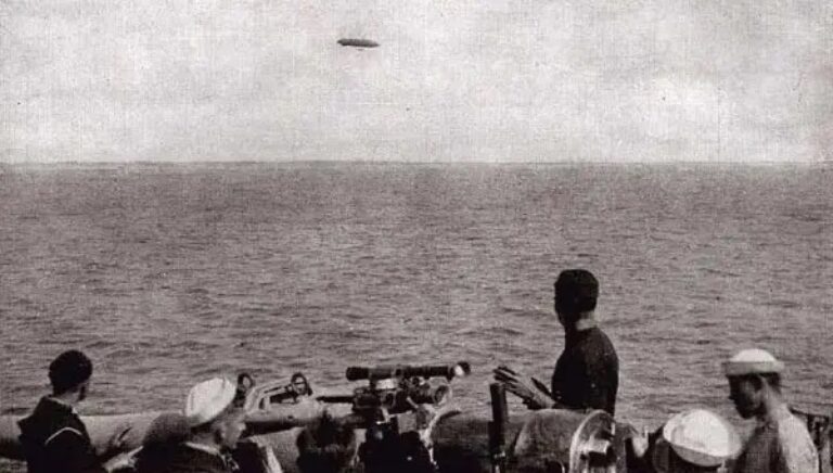 Британские моряки наблюдают в небе над морем германский дирижабль-разведчик