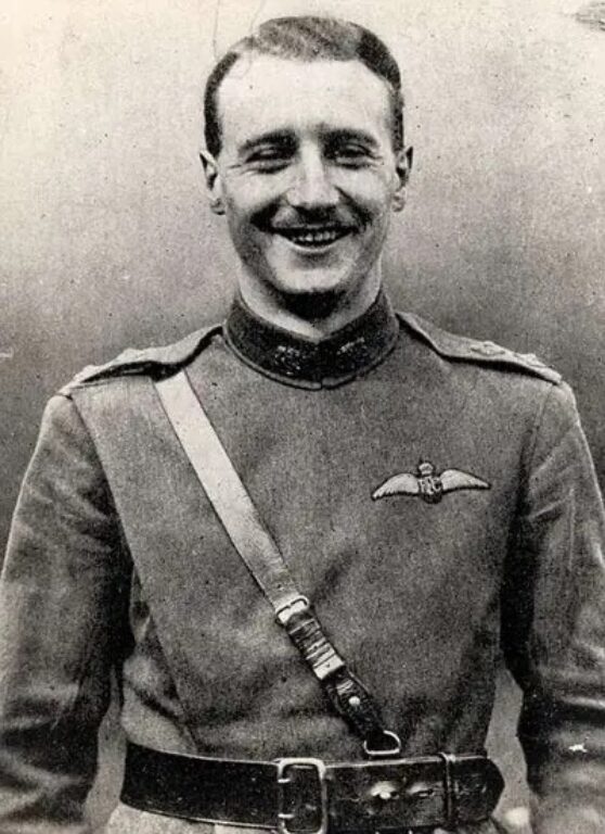 Британский летчик Уильям Лиф Робинсон был первым человеком, сбившим немецкий дирижабль над Англией, когда он атаковал город 3 сентября 1916 года