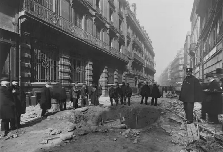 Воронка от бомбы на улице Друо в Париже после рейда немецкого дирижабля