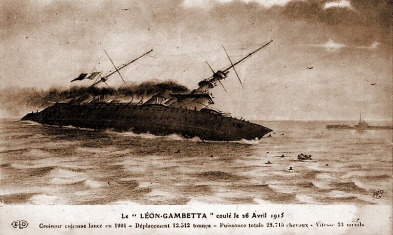 На этой карточке, посвящённой гибели «Леона Гамбетта», показаны тонущий корабль и австрийская лодка, а также приведены краткие характеристики крейсера
