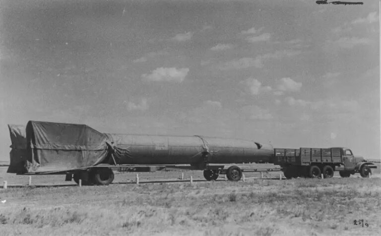Перевозка ракеты Р-2 на полигоне Капустин Яр
