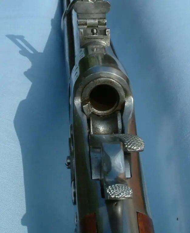 На этой фотографии можно видеть следующие детали винтовки Ремингтона: экстрактор (на стволе слева внизу), рифленую «спицу» затвора (справа) и такую же рифленую «спицу» курка (внизу). Казенная часть ствола открыта, и в неё можно вставить патрон. Фотография Алена Добресса