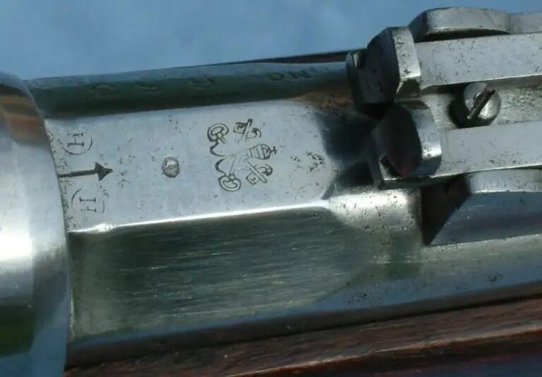 Ствол винтовки Ремингтона производства фирмы «Наган», на котором видно клеймо папской гвардии. Фотография Алена Добресса