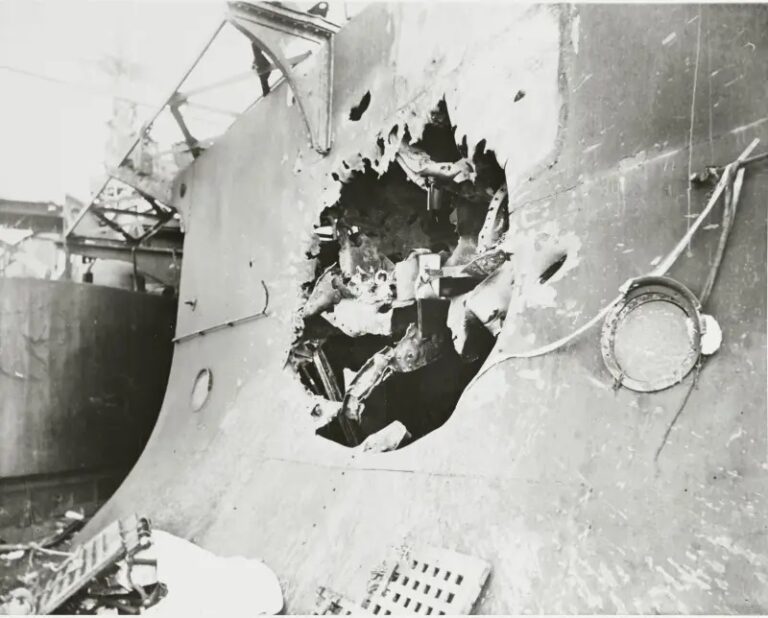 Броненосец «Орел» после Цусимского сражения. Повреждение от 12-дм японского фугасного снаряда