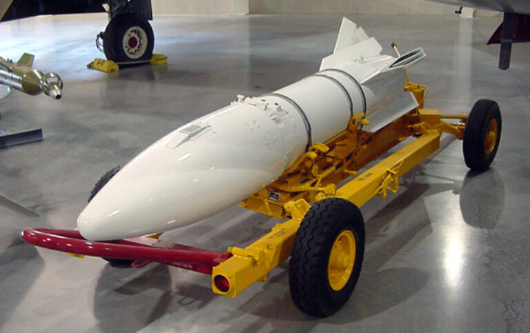 Авиационная ракета AIR-2A Genie с ядерной боеголовкой малой мощности W25. nuclearweaponarchive.org