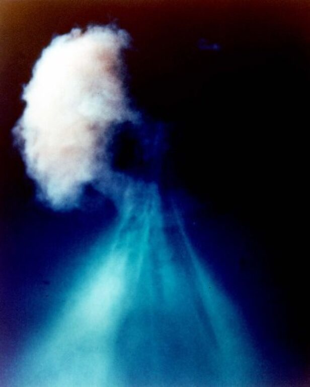 Взрыв ядерной боеголовки малой мощности W25 на высоте 4,6 км от земной поверхности, произведённый 19 июля 1957 года.nuclearweaponarchive.org