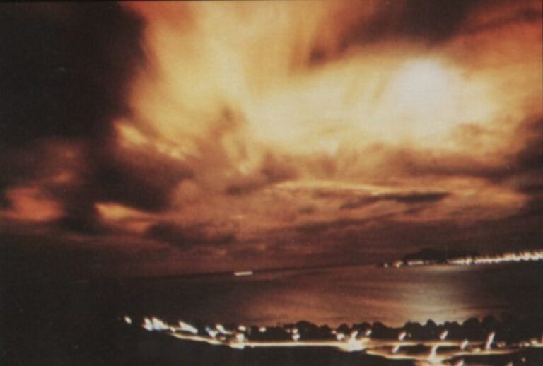 Вспышка космического ядерного взрыва, произведённого 9 июля 1962 года в рамках эксперимента Starfish, заснятая с расстояния 1445 км из Гонолулу