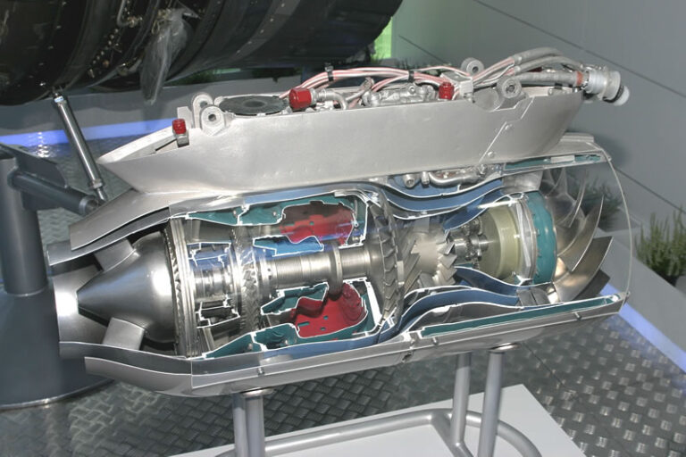 Разрезной макет двигателя ТРДД-50АТ (фото с выставки МАКС-2005)