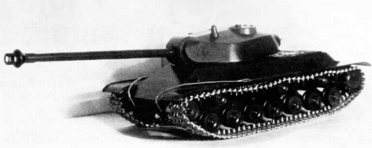 Деревянный макет одного из вариантов танка «К». На пушке установлен дульный тормоз «типа Фердинанд», в крыше башни можно разглядеть низкопрофильную командирскую башенку
