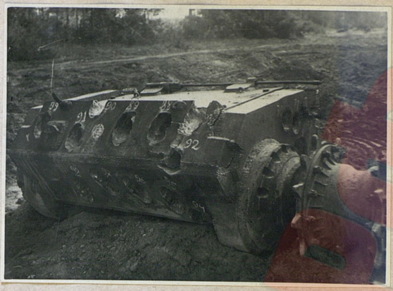 На испытаниях обстрелом кормовая часть полностью отделилась от корпуса, лето 1944 г. (источник: http://www.tankarchives.ca/2013/12/is-4-start-to-finish.html)