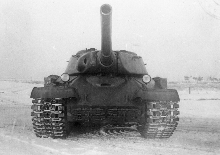Опытный образец «№5», зима 1944 г. Можно разглядеть основание смотрового люка механика-водителя с двумя приборами МК-4 и центральной смотровой щелью