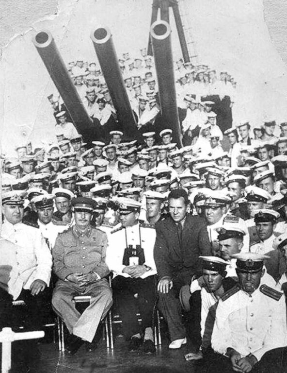 Сталин и Косыгин на борту крейсера "Молотов". 18 августа 1947 года.