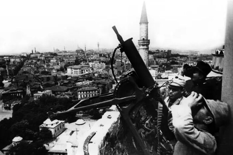 Пулеметы MG-08 на салазочном станке на минарете Айя-Софии в 1941 году