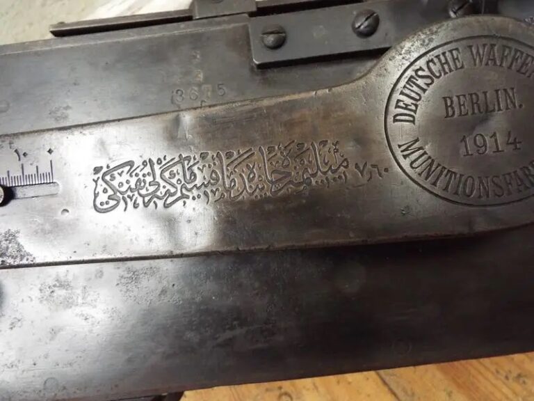Клеймо производителя, продублированное арабским шрифтом на пулемете производства DWM