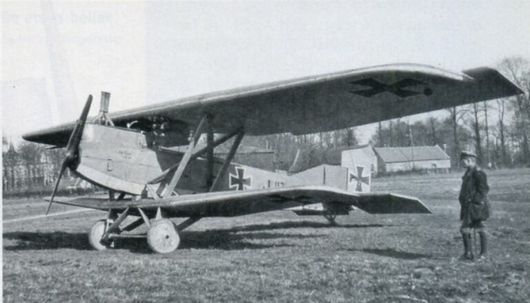 немецкий военный с любопытством (или подозрением?) смотрит на один из первых изготовленных пехотных самолетов Junkers J.I. Снимок из коллекции Рейнхарда Цанкля