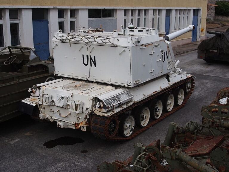 «Миротворец» крупного калибра — AUF1 в окраске сил ООН. Танковый музей в Сомюре. tanks-encyclopedia.co