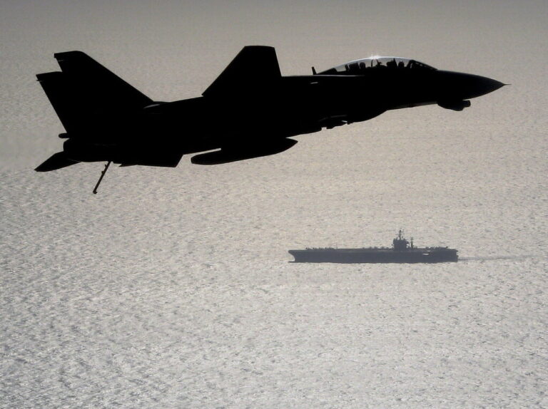 F-14D "Томкэт" - гроза небес и надёжный страж АУГ (эскадрилья VF-213 "Т. Рузвельта", Персидский залив, 26.10.2005, navy.mil)