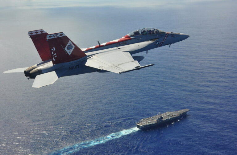 F/A-18F "Супер Хорнет" - король небес над просторами Мирового океана, пока - король... ("Дж. Вашингтон", 21.08.2013, navy.mil)