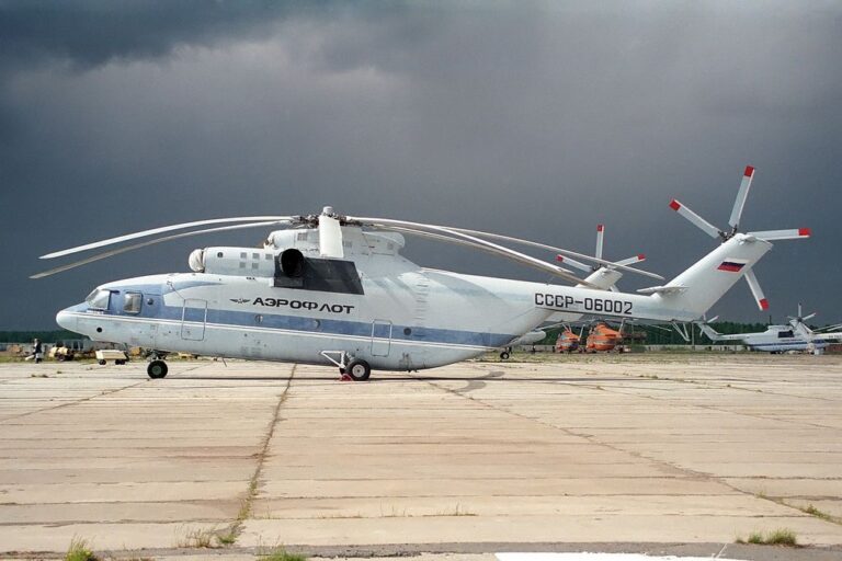 Современный тяжёлый транспортный российский вертолёт Ми-26