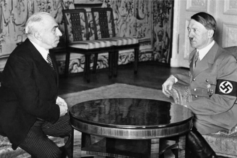 Президент Чехословакии Эмиль Гаха в Берлине на переговорах с Гитлером (Источник - https://ruski.radio.cz/)