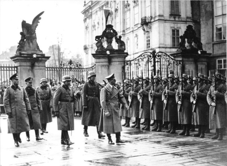 Гитлер проходит перед строем немецких солдат во время визита в Прагу (Источник - https://ruski.radio.cz/)