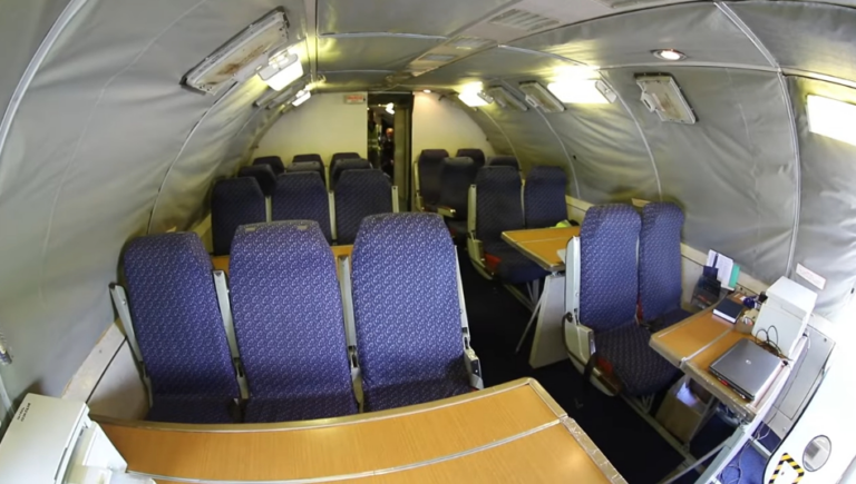 Транспортный самолет Ан-124 имеет в своей базовой комплектации просторный пассажирский салон, который даже не смотря на свою аскетичность достаточно комфортный.