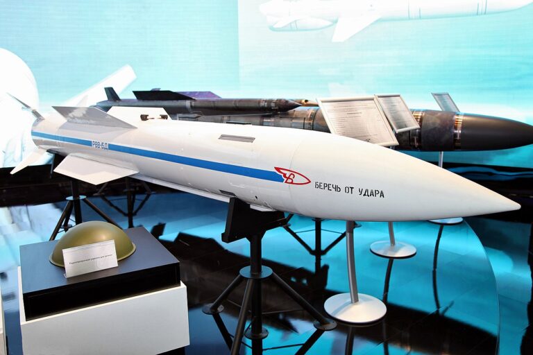 Экспортный вариант ракеты РВВ-БД на выставочном стенде