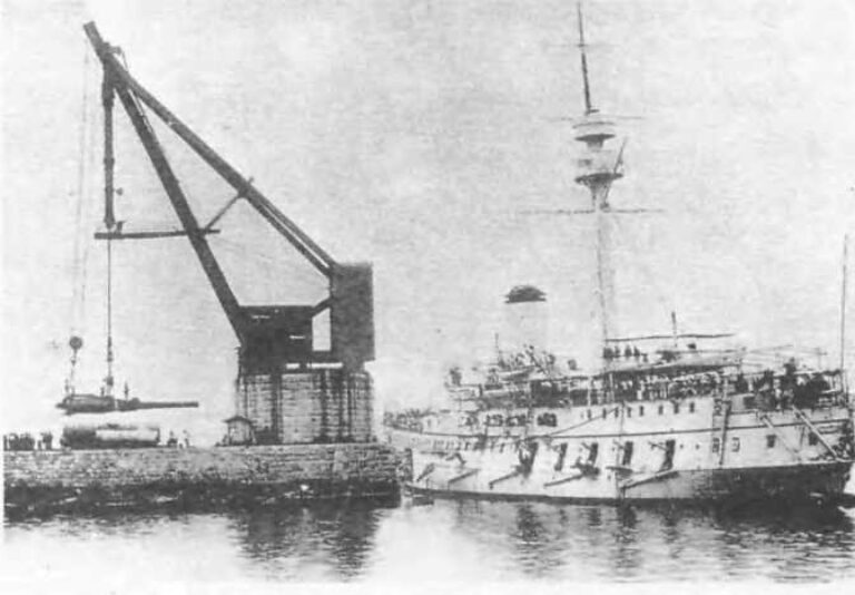 Крейсер "Хасидате" на достройке. На корабль идет установка 320-мм орудия. 9 января 1893 г.