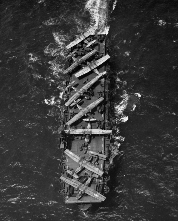 USS Thetis Bay перегоняет самолёты на авиабазу Аламеда в Калифорнии, 1944 год