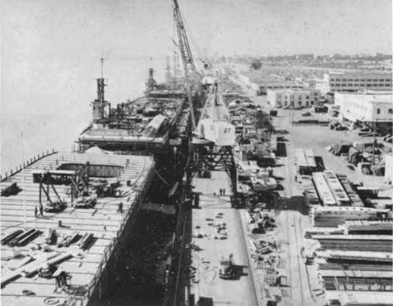 Эскортные авианосцы типа Casablanca в достройке на верфи Kaiser Shipyards в Ванкувере, штат Вашингтон, апрель-май 1944 года. Работы ведутся одновременно на 5 кораблях